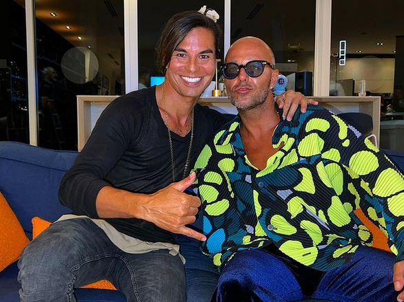 Gaby Alvarez y Julio Iglesias Jr. celebrando en la F1 Miami Party