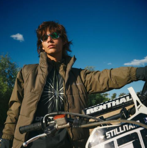 Milo Camisani marca presencia en el modelaje protagonizando la campaña de Queen Juana