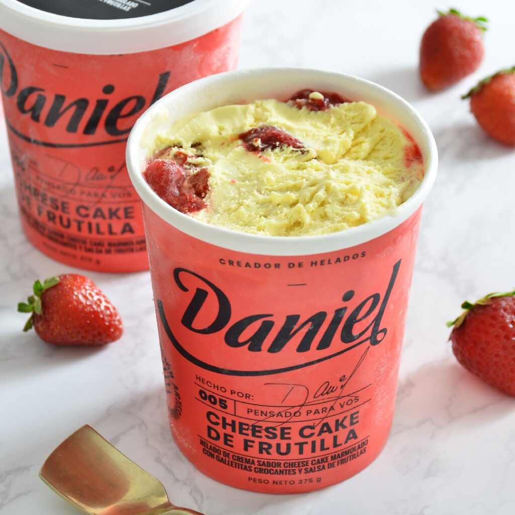 Daniel Helados, festeja su 45 aniversario regalando dulzura.