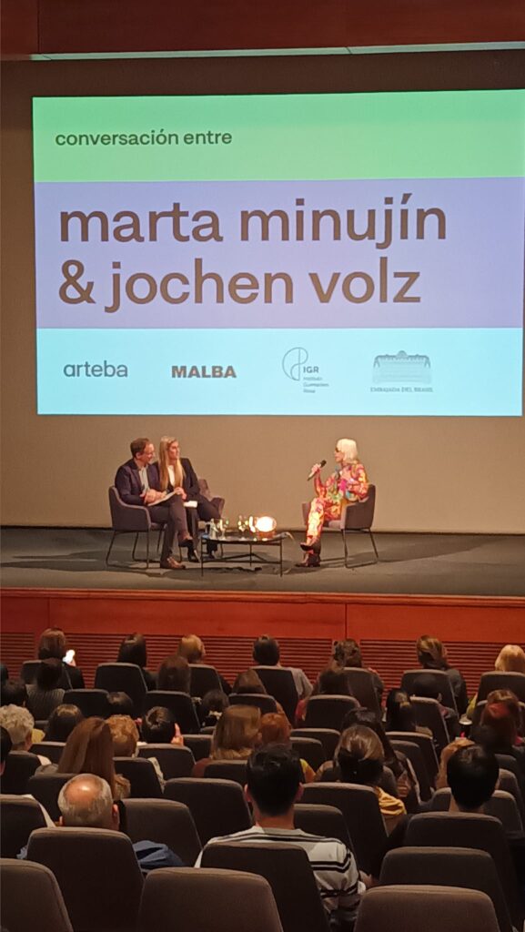 Marta Minujin, me gustaria hacer obras diferentes en todo el mundo, un parque de diversiones para los sentidos.