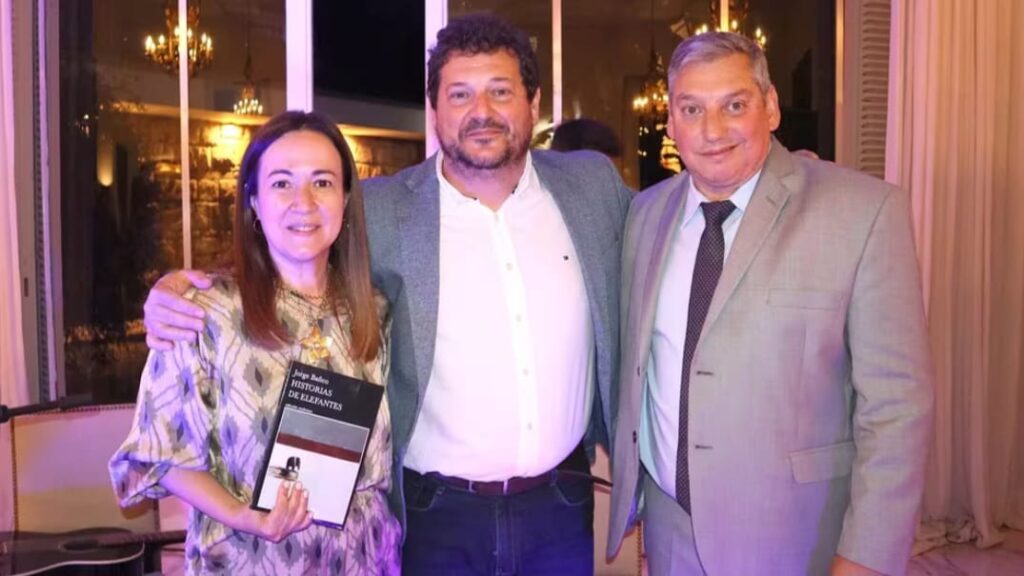 Jorge Bafico el escritor uruguayo presentò su libro «Historias de Elefantes» en la Embajada de Uruguay, con una historia para reflexionar y sanar.