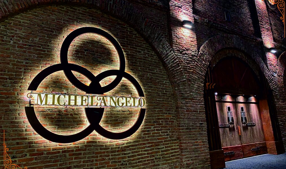 Michelangelo Legend se renueva para disfrutar de un impresionante espectàculo de baile y mùsica que incluye cena y champan.