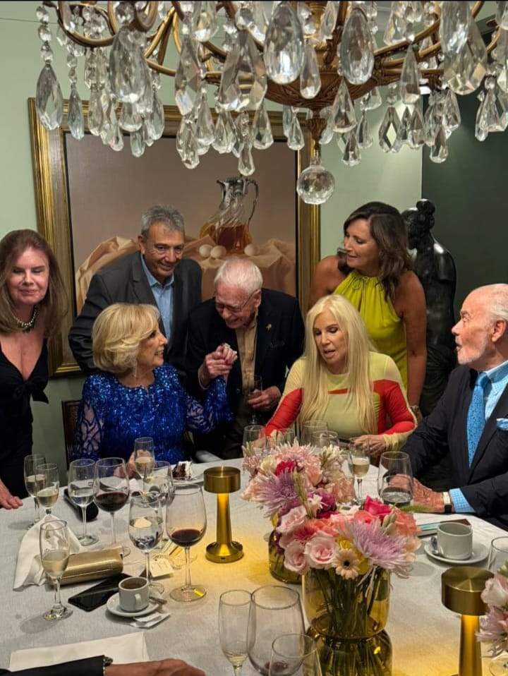 Mirtha Legrand con una amplia carrera televisiva y rodeada de familiares y amigos, festejò sus 97 años
