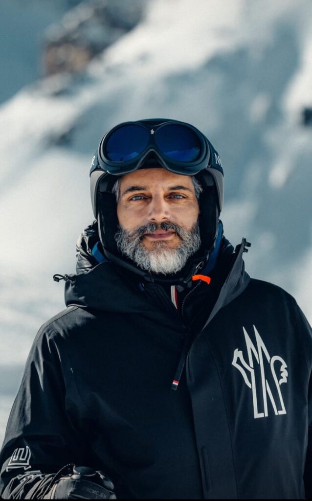 Moncler iluminò la pasarela de St. Moritz con celebridades y un mega desfile en la nieve