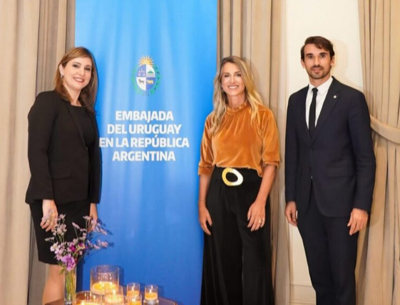 Ana Delisante lanzò su libro «Tu Marca eres Tù» en la Embajada de Uruguay en Argentina