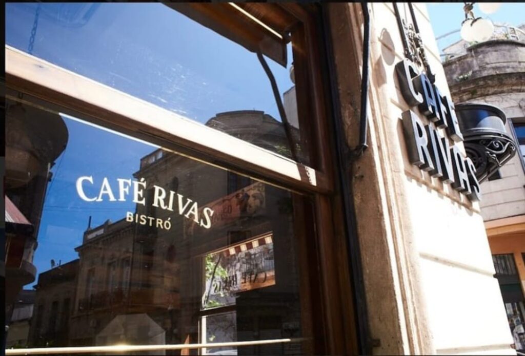 Cafe Rivas en el «Dia de la Milanesa» presenta el plato nacional argentino.