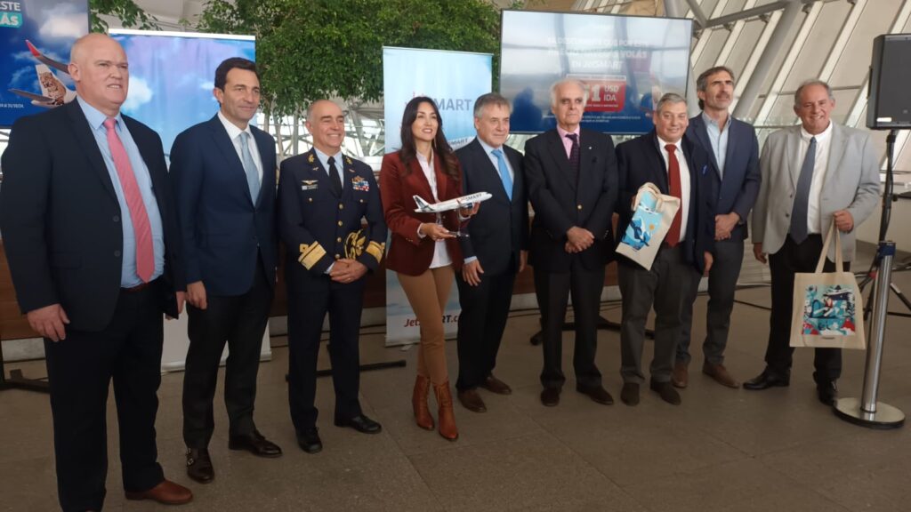 El primer vuelo de JetSmart contò con personalidades, ministros, embajadores y periodistas