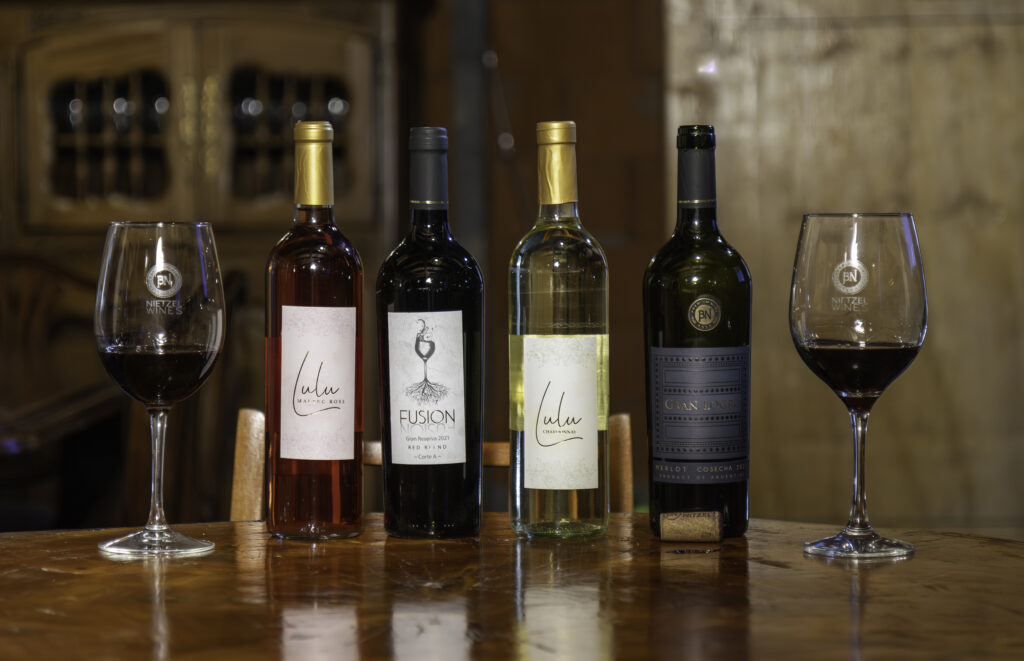 Nietzel Wines elabora vinos microvinificados, una bodega a 25 minutos del obelisco