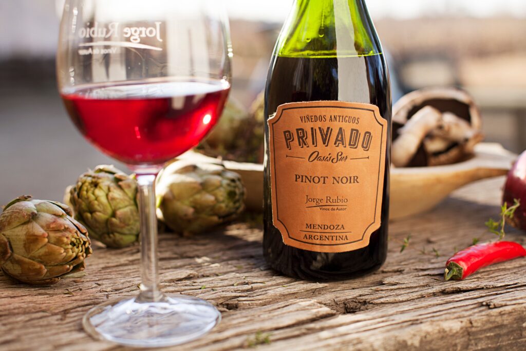 Jorge Rubio, nos sorprende con un Pinot de gran intensidad aromática, propia de los vinos del Oasis Sur mendocino