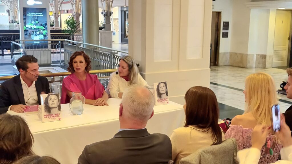Agatha Ruiz de la Prada presentò su libro biogràfico «Mi Historia» en Buenos Aires.