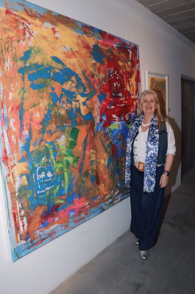 Monica Tiezzi, nos lleva a la aventura del arte a travès de su libertad y emociones.