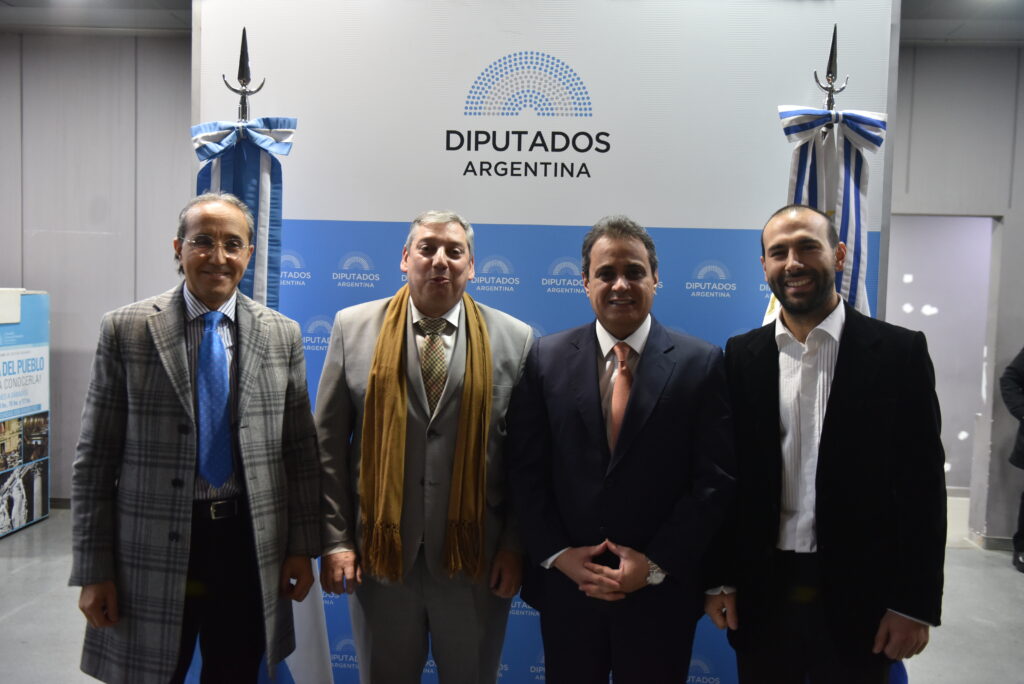 Alfonso Reyes presentò su muestra «Minima» en la Càmara de Diputados de la Naciòn, en Buenos Aires