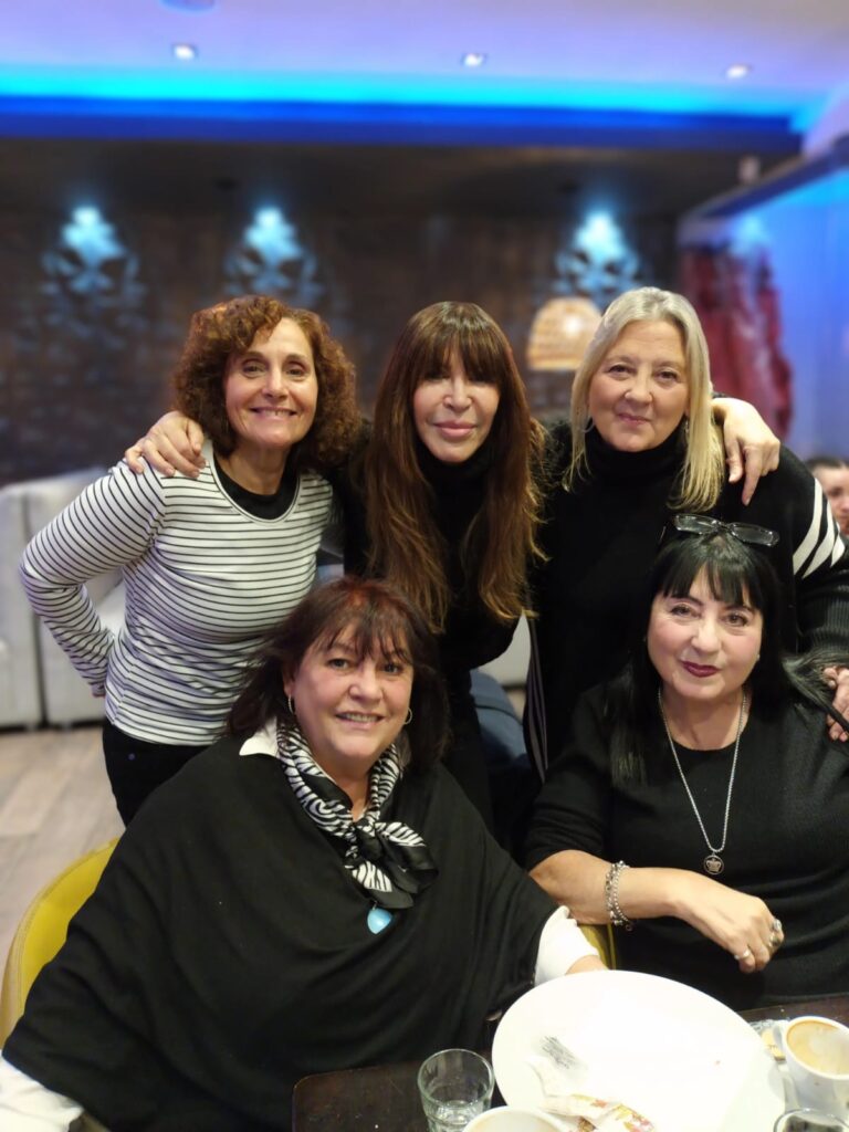 Viviana Sanz celebrò su cumpleaños con grandes amigas y un divertido brindis entre anècdotas y risas en el moderno Korner Plaza