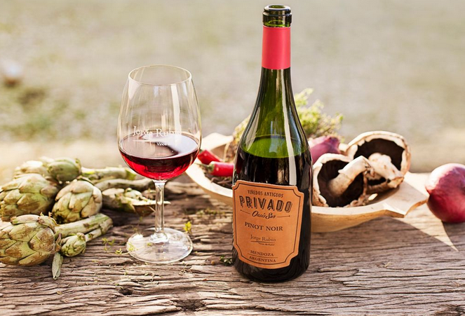 Elegancia en copa: Jorge Rubio celebra el Pinot Noir con Privado Oasis Sur