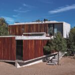 El regreso de la madera oscura: más misterio y carácter a los ambientes