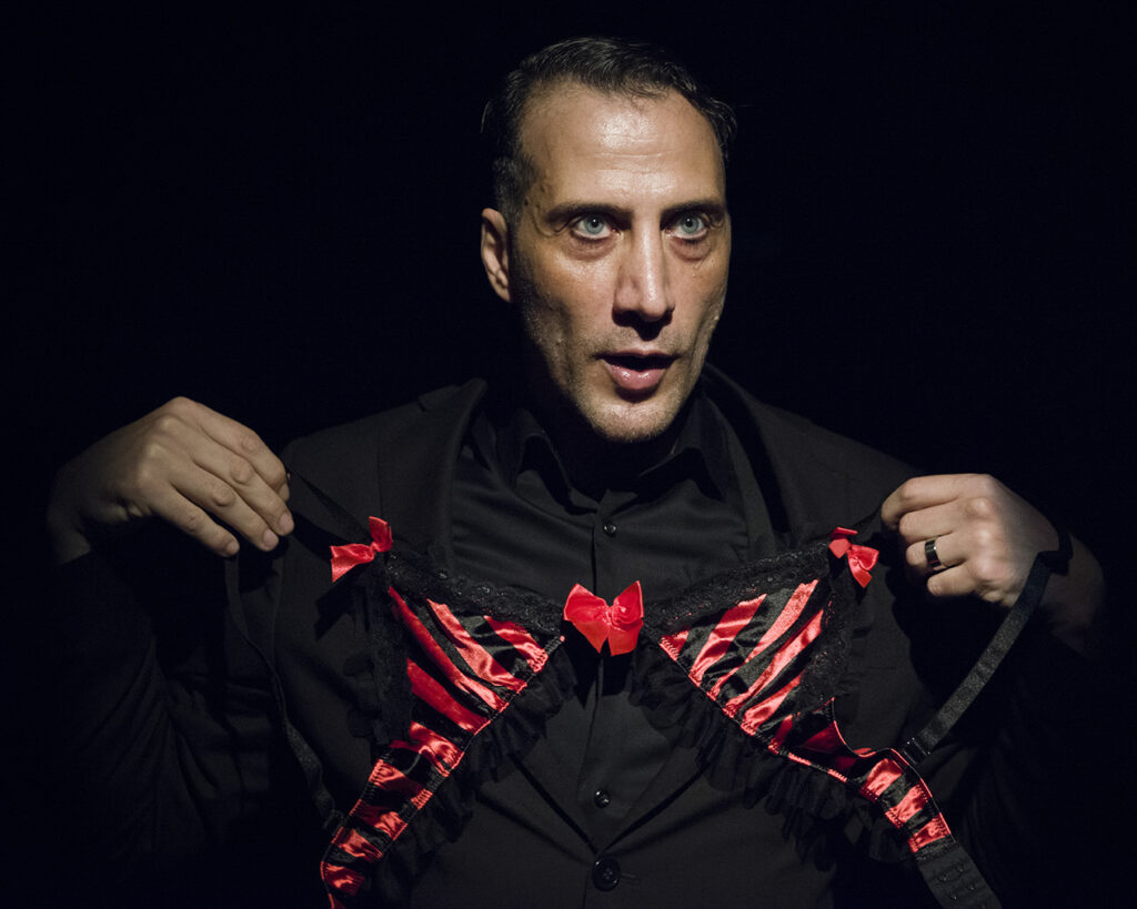 «Paraíso» irrumpe en el Teatro Regio: Luciano Cáceres protagoniza el unipersonal intenso y conmovedor de Inmaculada Alvear