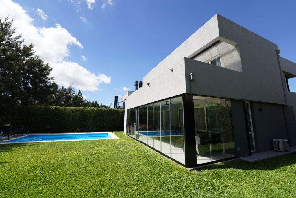 TOLDER PRESENTA SLIDINGLASS: El único sistema corredizo de gran formato para galerías de hasta 3 metros de altura.