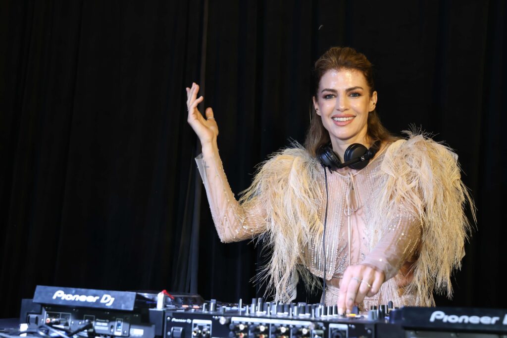 Daniela Urzi, electrónicamente bella, la DJ que le puso música al Teatro Colón