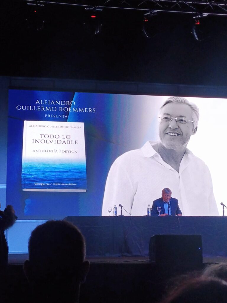 Alejandro Roemmers deslumbró con “Todo lo inolvidable” y reveló inéditos de Borges en una noche inolvidable en la Feria del Libro