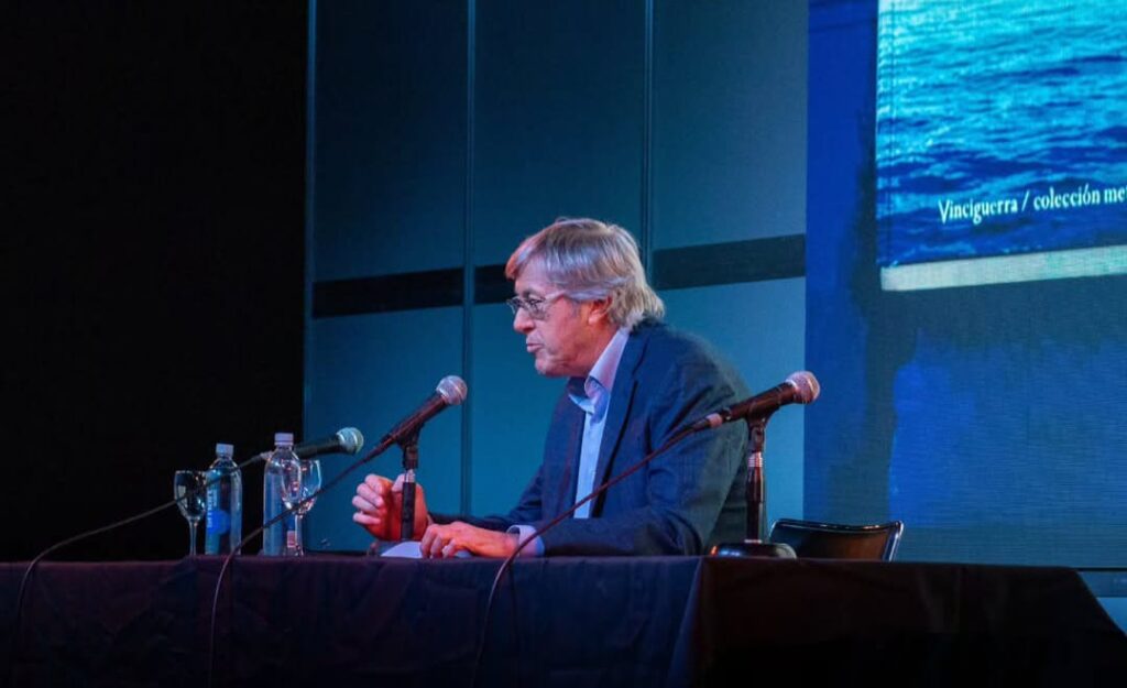 Alejandro Roemmers deslumbró con “Todo lo inolvidable” y reveló inéditos de Borges en una noche inolvidable en la Feria del Libro