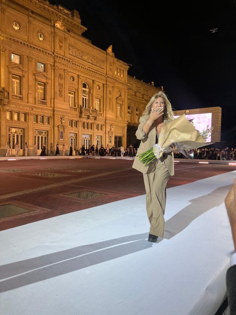 Claudia Arce presentó “Eterna” en una noche histórica en el Teatro Colón, 40 años de glamour