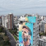 Se renovó el mural de Messi en Rosario a metros del Monumento Nacional a la Bandera: una de las postales más identitarias de la ciudad