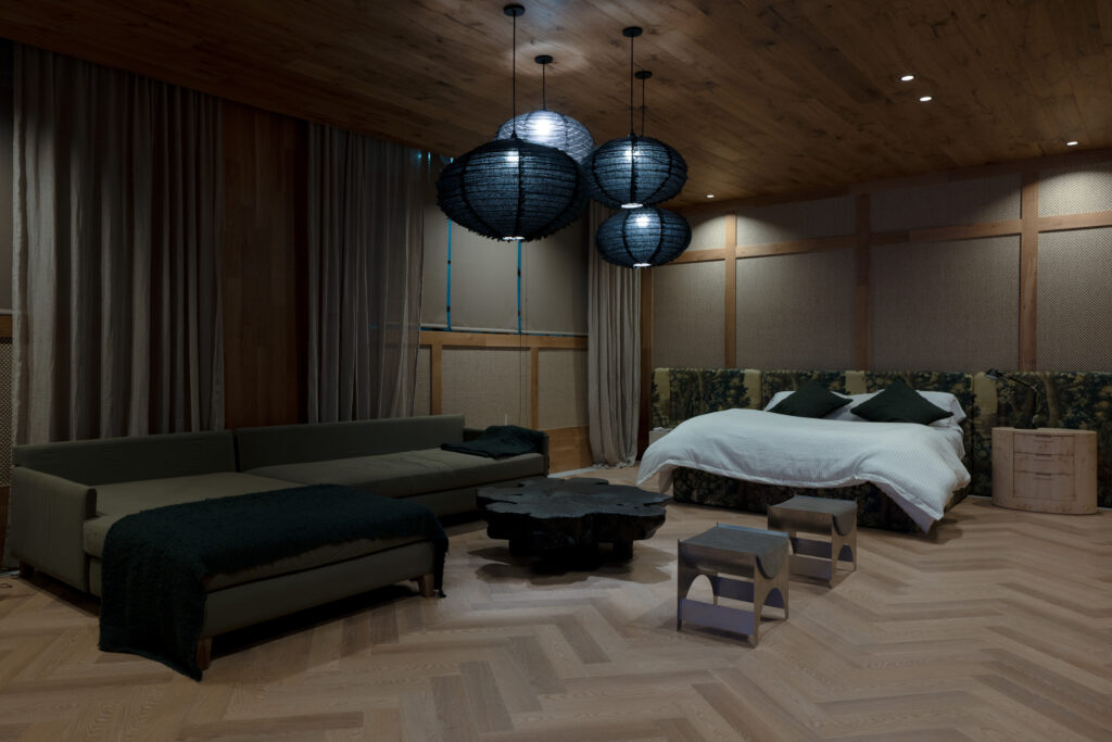Alba incorpora color y texturas, respetando huellas originales y exaltando el diseño contemporáneo, en Palacio Molina, la nueva sede de Casa FOA