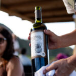 «Solo Los Locos» , la historia de amor, naturaleza y vino que nació entre los Alpes y los Valles Calchaquíes