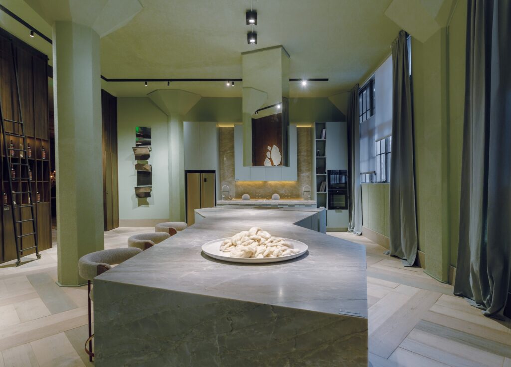 Alba incorpora color y texturas, respetando huellas originales y exaltando el diseño contemporáneo, en Palacio Molina, la nueva sede de Casa FOA